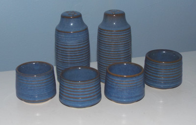 Denby Langley Chatsworth blau Steinzeug 4 x Eierbecher & Salz Pfefferstreuer Kannen