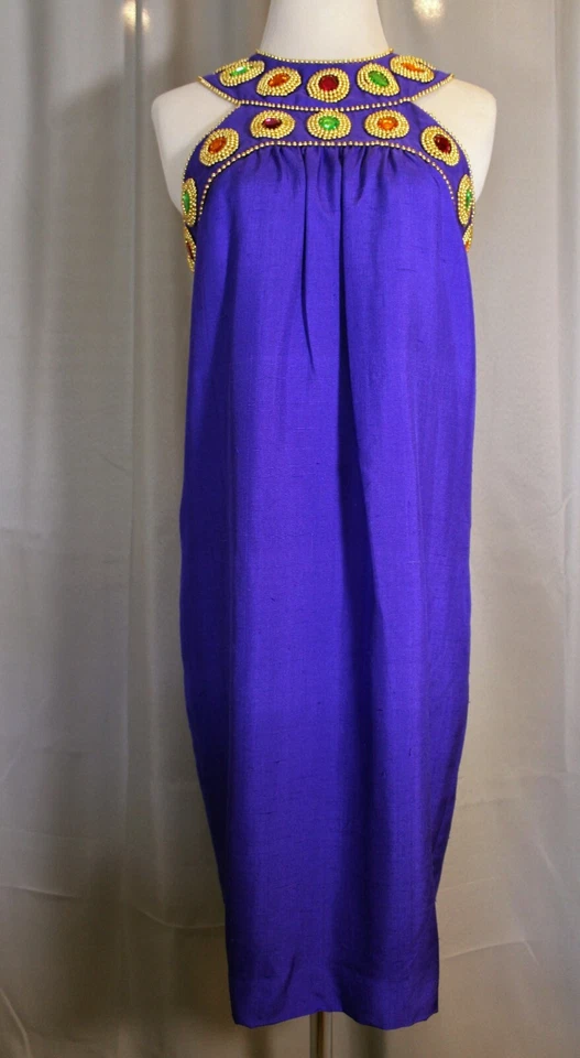 Vestido de coquetel roxo Tom&Linda Platt anos 80 com grandes joias multicoloridas - Imagem 3 de 4