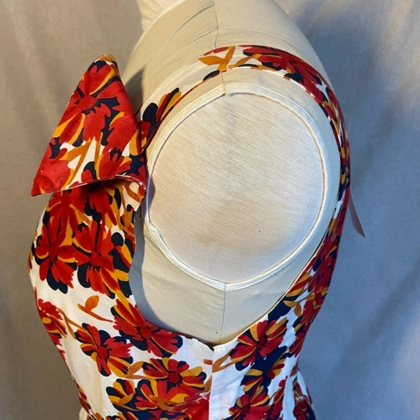 Safari Hat & Abbigliamento Company Off White & Red Floreale Abito Senza Maniche Taglia L