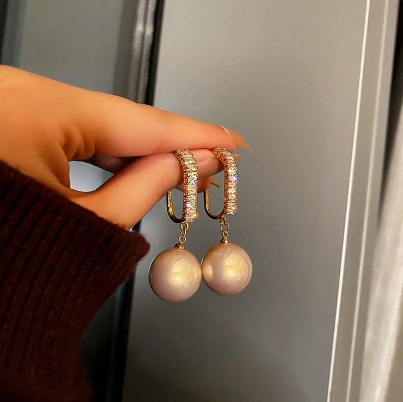 Pendientes colgantes de diamantes simulados de perlas de corte redondo de 2,00 quilates enchapados en oro amarillo de 14 k Foto 3 de 4