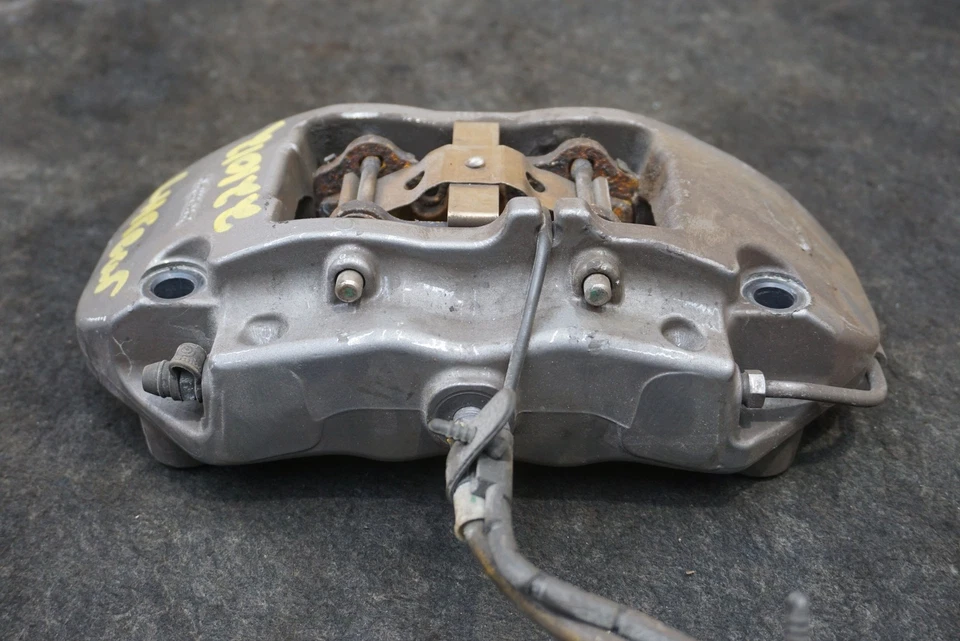 Задний левый тормозной суппорт в сборе серебристый от оригинального производителя 7G43-2C465-EA Aston Martin DB9 04-12 - Изображение 3 из 4