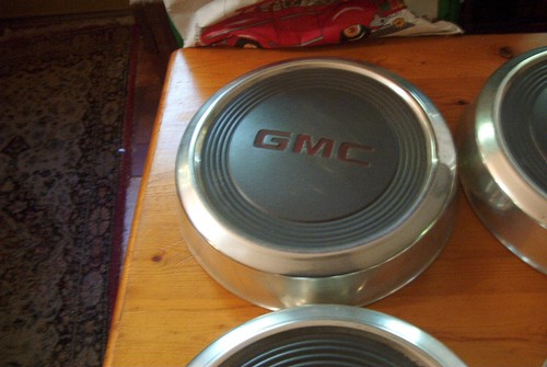 OE vintage set of 4 82-96 GMC Sonoma 10.5 inch dogdish hubcaps, fit many other - Picture 4 of 7