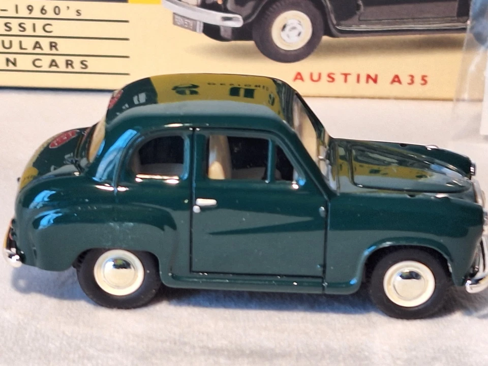 LLEDO VANGUARDS 1:43 AUSTIN A35 SALOON - DARK GREEN VA23000 - Image 3 of 4
