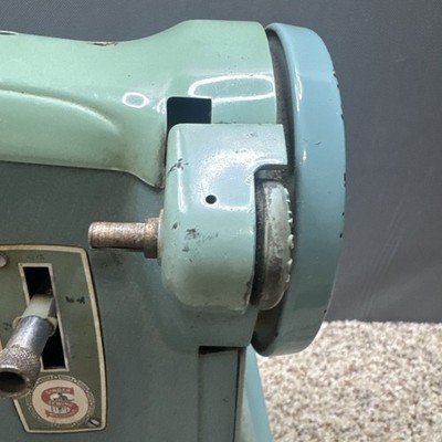 SINGER 327K VINTAGE TURQUOISE BLUE ZIGZAG SEWING MACHINE WITH