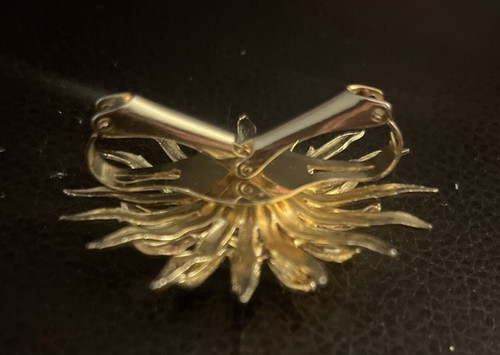 Scarf Clip Vintage-Flower, Pearl Accent , Gold Tone - Picture 3 of 3