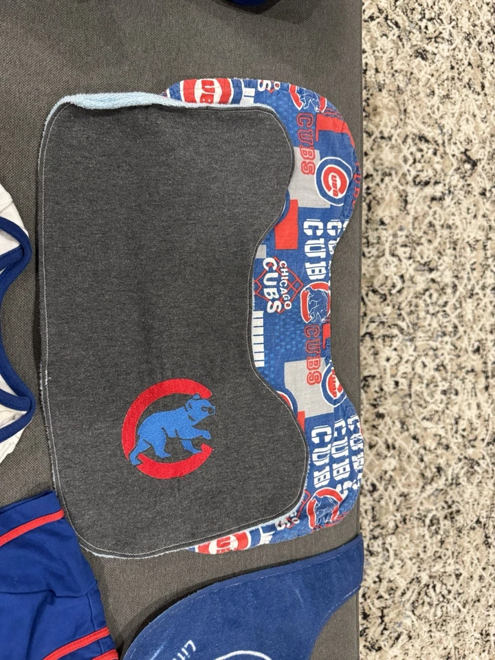 Lote de ropa de bebé - 13 artículos unisex Chicago Cubs gorra de béisbol sudadera de una pieza Foto 4 de 4