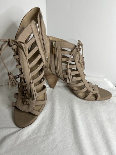 Schöne Vince Camuto Gladiator-Schnürsandalen taupe Wildleder Größe 7 1/2