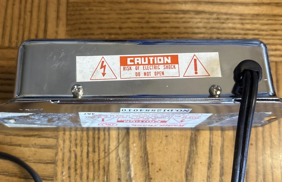 Radio Shack 20dB Signal Amplifier UHF VHF FM 15-1113B Archer 117 VAC 60Hz 3.6WOp - Image 4 of 4