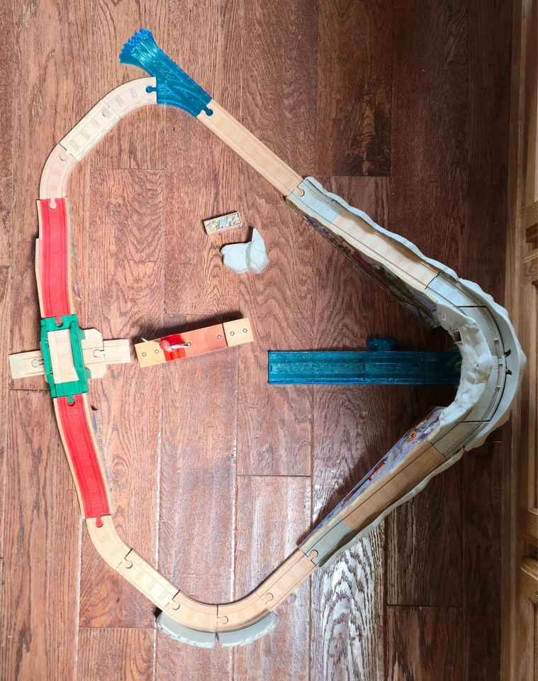 Juego de tren de madera Thomas & Friends Pirate Cove Foto 3 de 4