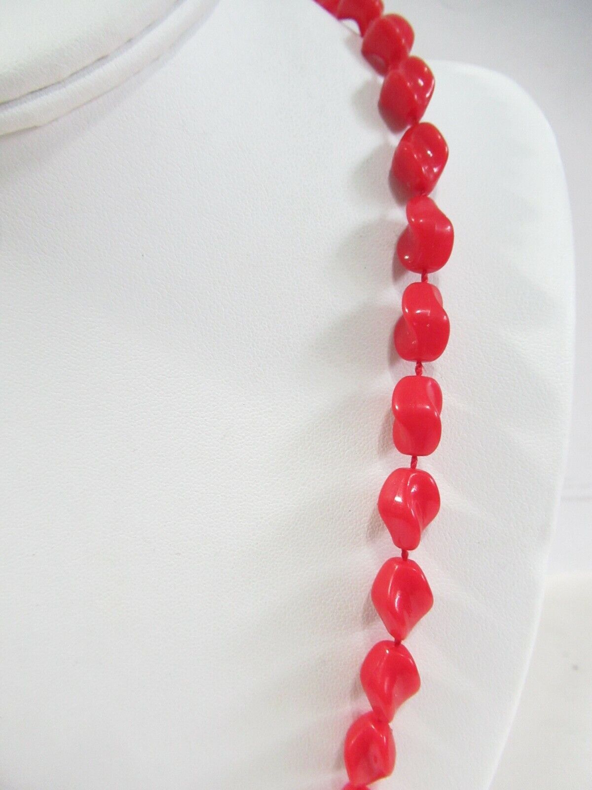 RED TWISTED PLASTIC BEADED NECKLACE VINTAGE - image 2