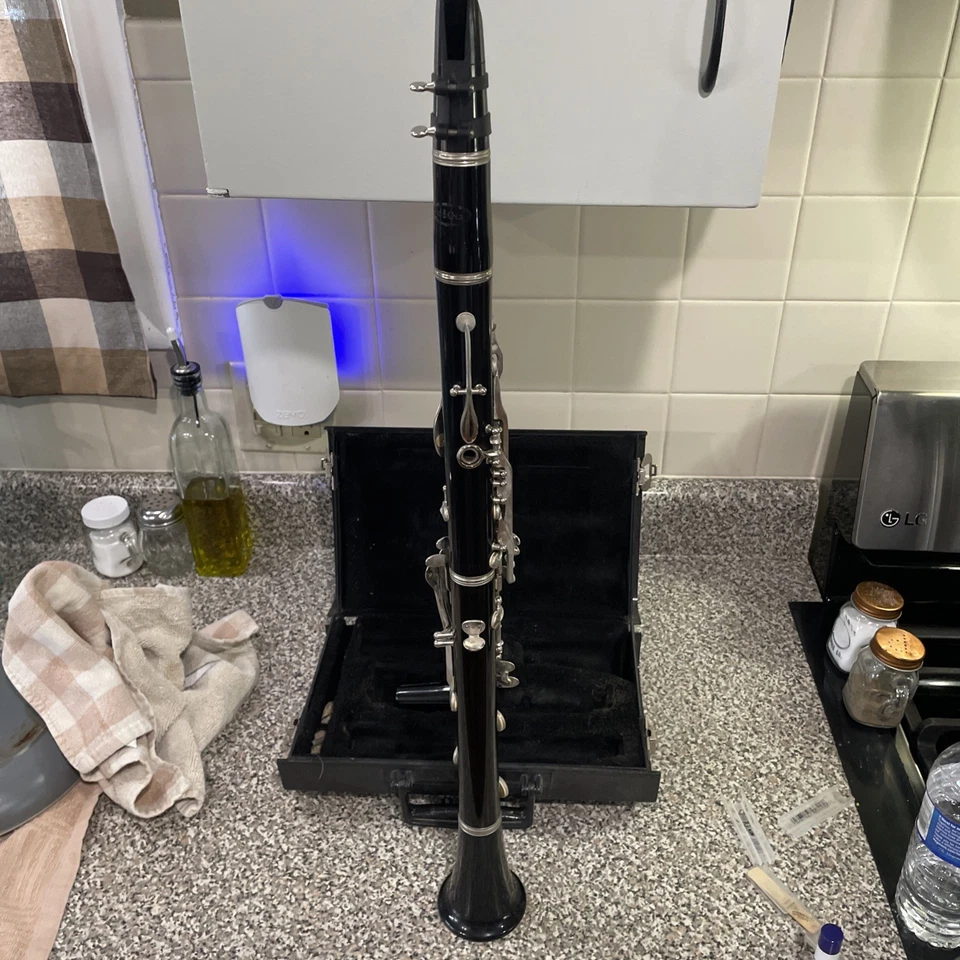 Clarinete Vito Reso-Tone 3 con estuche rígido usado para piezas Foto 3 de 4