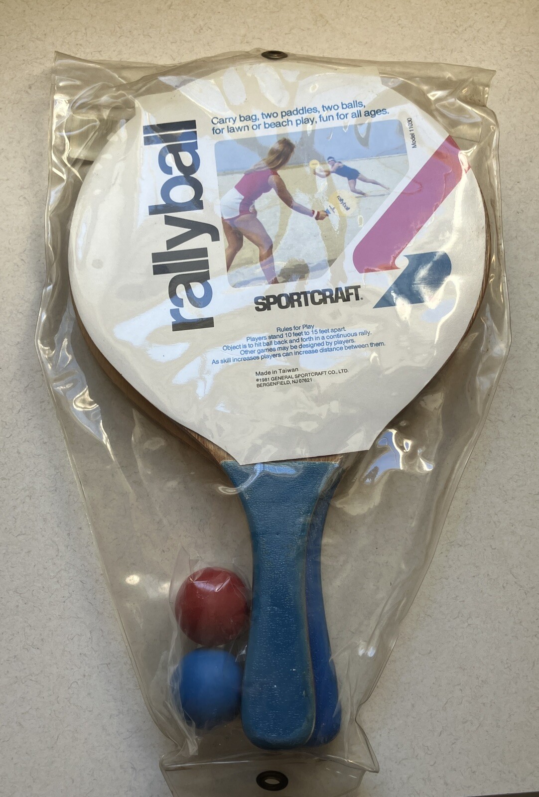 Vintage Rallyball Wooden Paddle Set with 2 Balls Model 11030