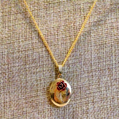 Vintage Red Rose Accented Delicate Gold Tone Oval Locket Necklace - Picture 3 of 5