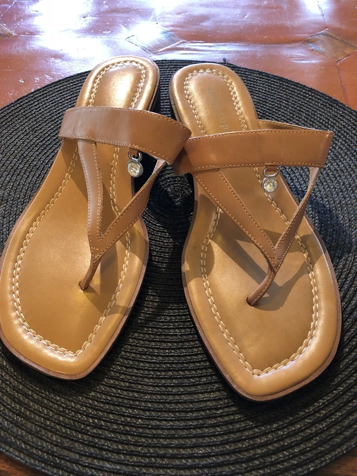 Sandalias Apostrophe de cuero con joyas tostadas sin cordones talla 8,5 M Foto 2 de 4