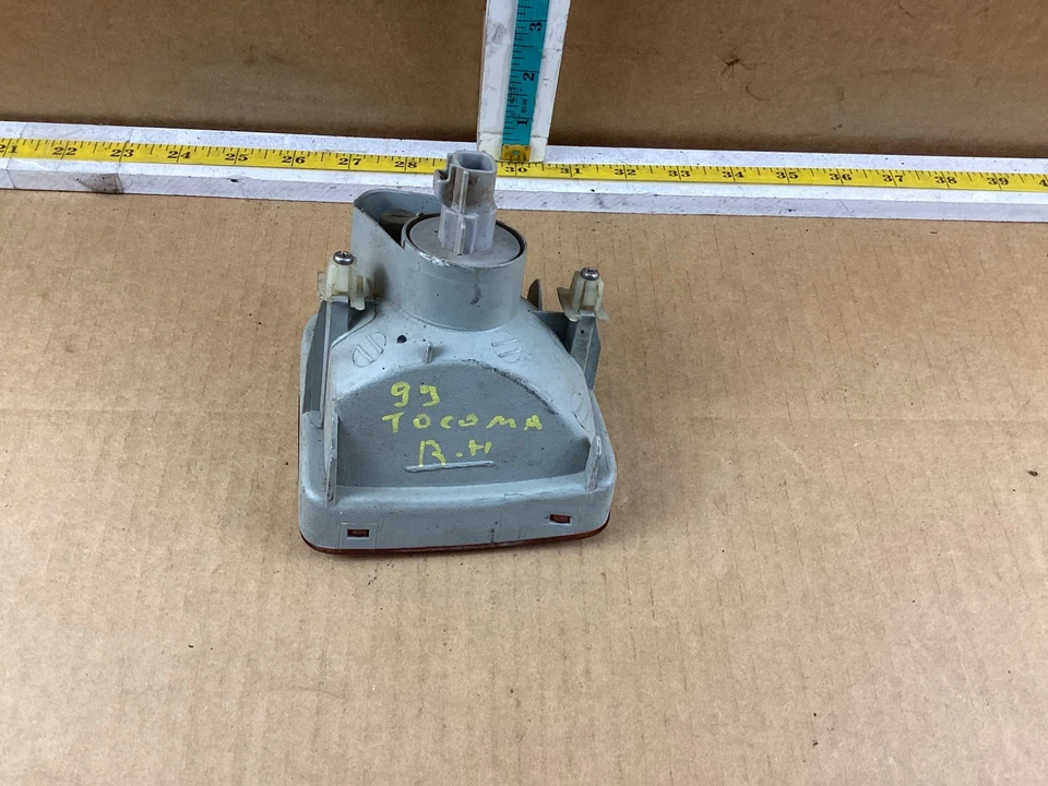 Luz de estacionamiento para parachoques del lado derecho del pasajero Toyota Tacoma 1998-2000 OEM Foto 3 de 4