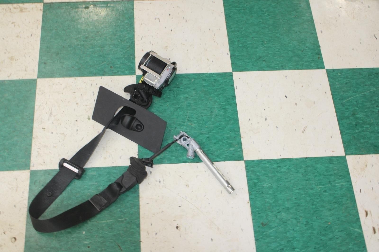 14-22 MASERATI GHIBLI Black Front Passenger Right RH RF Seat Belt Retractor OEM