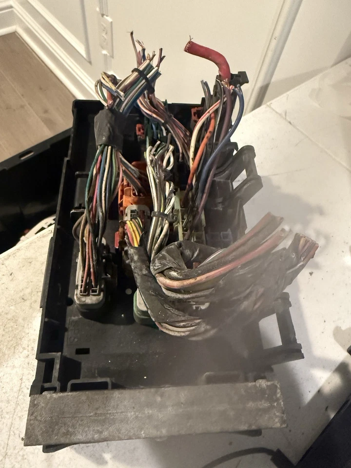 OEM P05144505AE Dodge GRAND Caravan 2005-2007 módulo de caja de conexiones de fusibles Foto 3 de 4