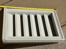 Holzgiebelentlüfter mit östlicher Ziegelformverkleidung. 15 1/2" x 20 3/4" hoch.