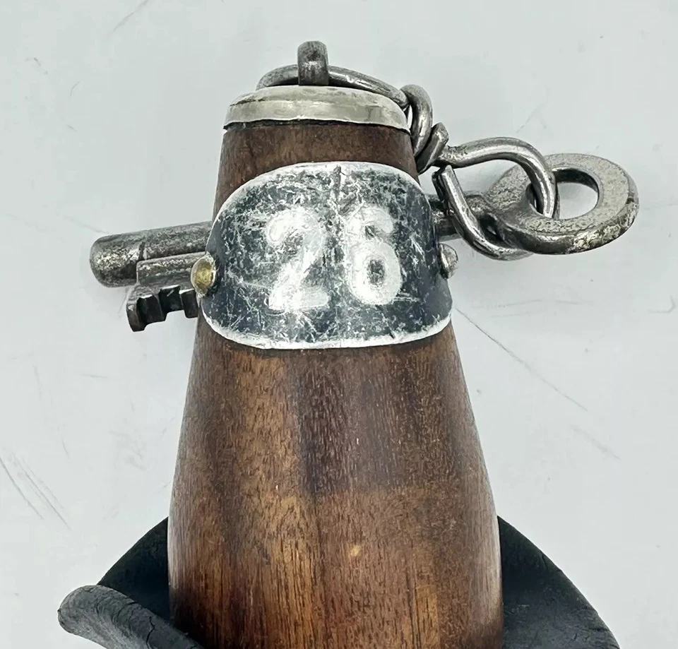 Boya flotante de madera para habitación de hotel llave etiqueta metálica #26 llavero con parachoques de goma negro Foto 2 de 4