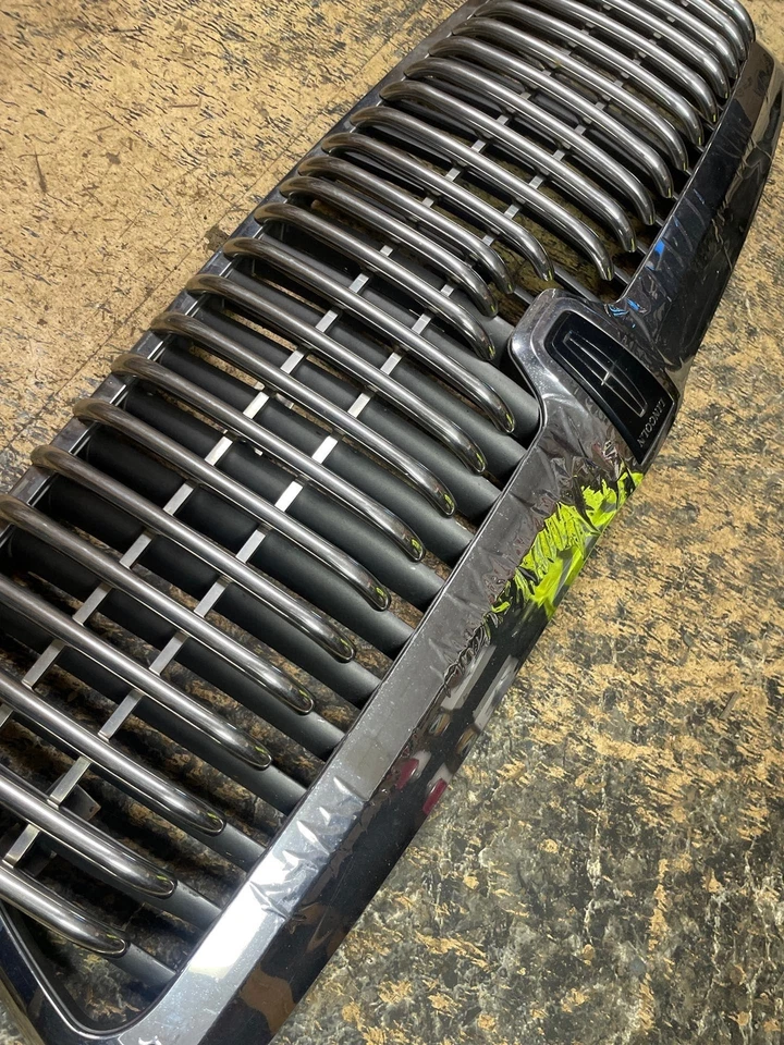OEM CHROME Grille LINCOLN NAVIGATOR 01 02 PEELING - Image 2 of 4