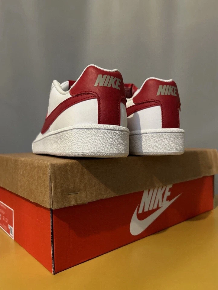 NUOVE CON SCATOLA NIKE COURT ROYALE 7.5 UK7.5 BIANCHE ROSSE 749747-103 Ritorno al Futuro Bruin - Immagine 3 di 4