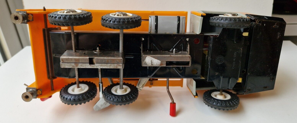Joustra - Camion Bernard benne grue pelleteuse, neuf boite ref 629, Vente aux enchères : Jouets - Trains - Poupées - Automates