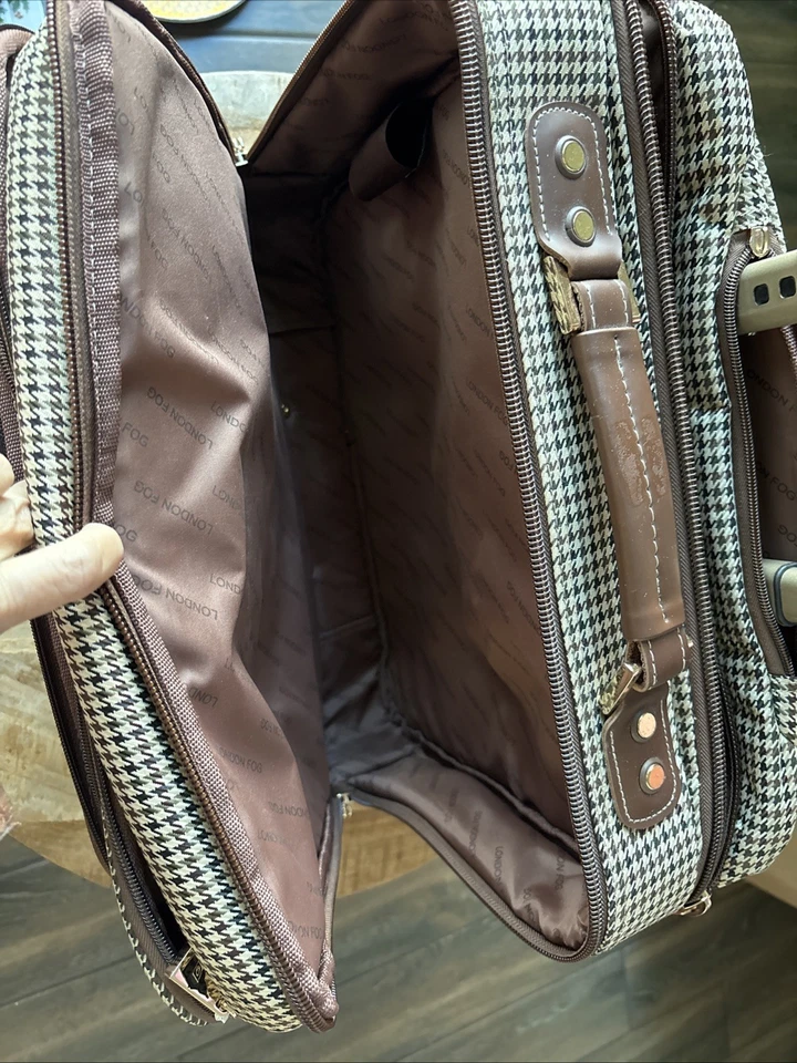 Maleta de mano London Fog debajo del asiento 15 pulgadas Chelsea 2 ruedas para pasar la noche Foto 2 de 3