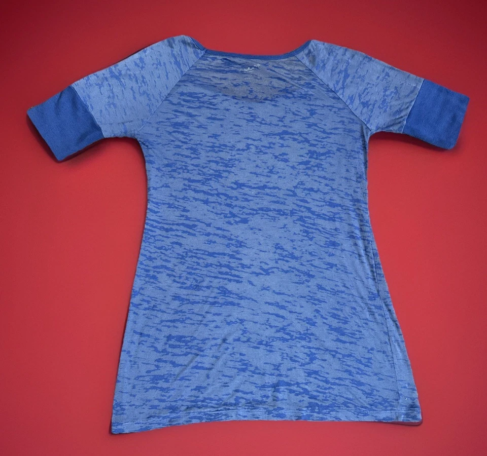 Camisa para mujer Florida Gators Touch by Alyssa Milano, cabeza de caimán con estrás, grande Foto 3 de 3