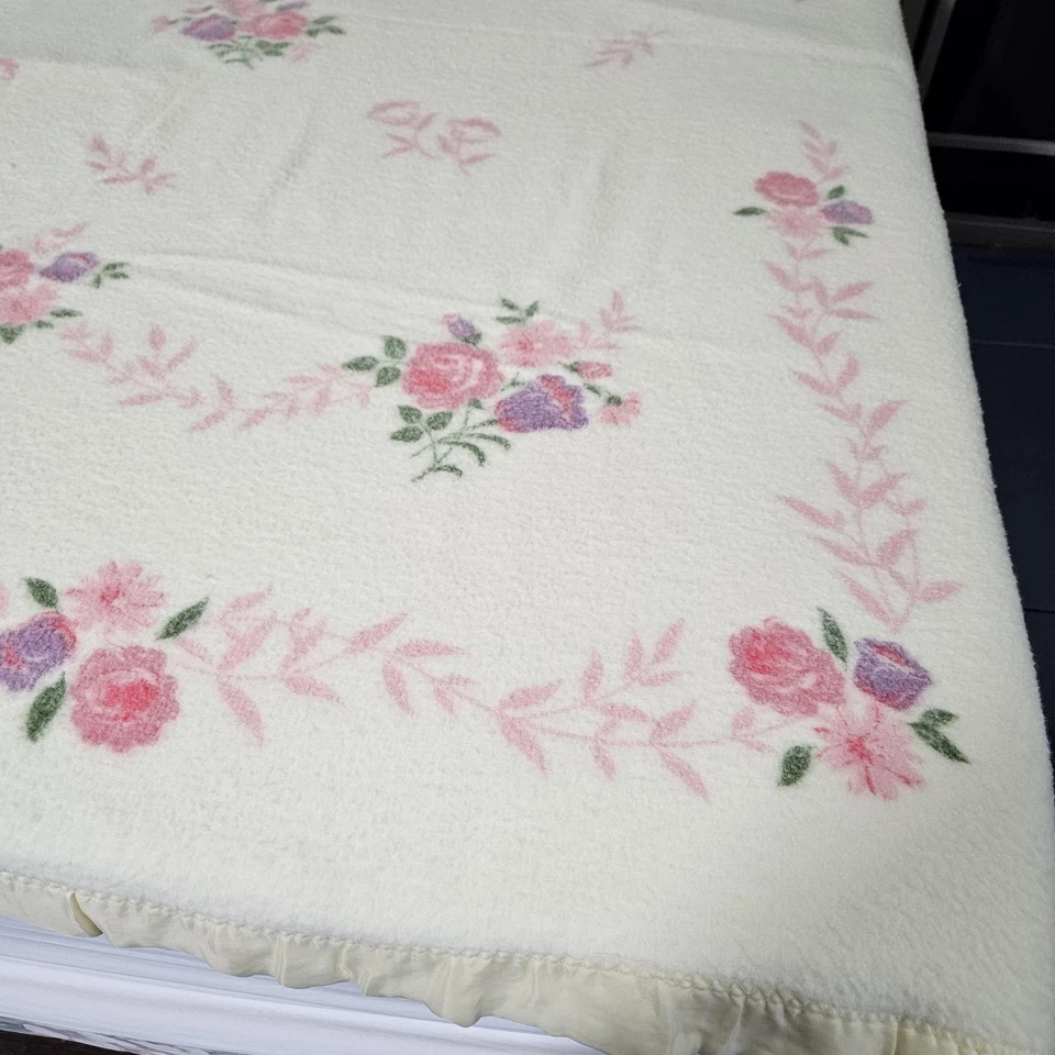 花卉缎面装饰毯全/大号 84x92 粉色玫瑰粉彩面霜床罩 — 第 2/4 张图片
