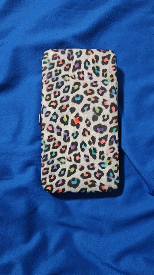 Cierre de billetera con estampado de leopardo arco iris de piel sintética Foto 2 de 3
