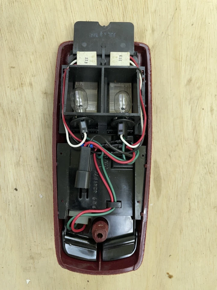 GM OEM Parabrisas Cabezal Cortesía Lámpara de Lectura Roja 90-93 Deville Fleetwood - Nuevo de Lote Antiguo Foto 4 de 4