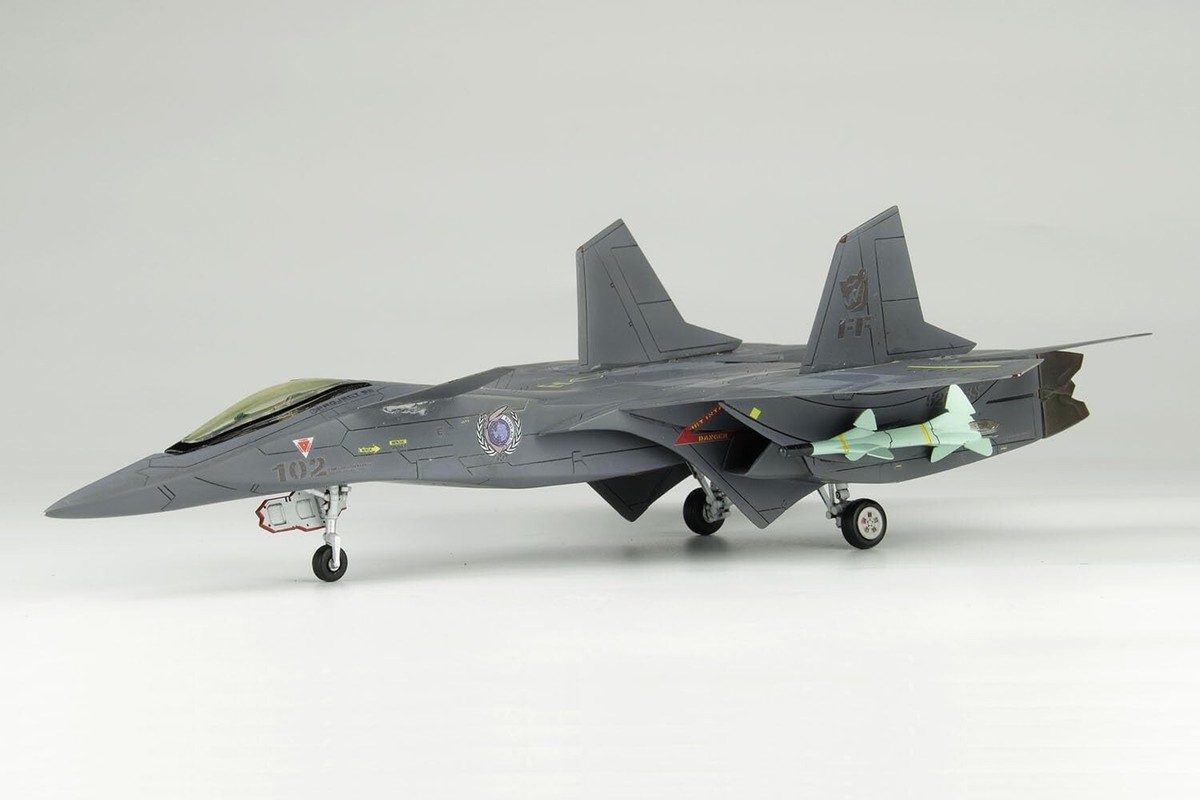 PLATZ YUKIKAZE FFR-31 SYLPHID with AAM-V/VII Missile 1/72 Multi