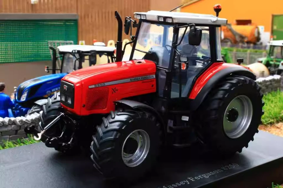 UH 1/32 - Massey Ferguson 8250 Xtra Diecast Scale Model Farm Tractor - Image 3 of 4
