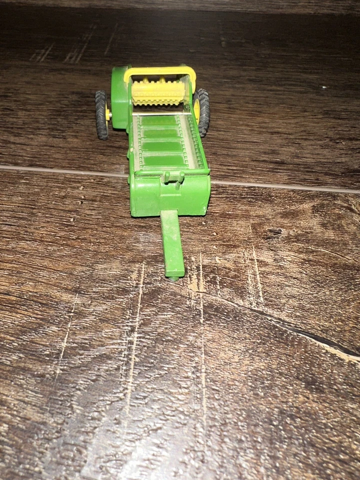 Vintage Ertl John Deere Manure Spreader. Diecast 1/43 Scale #2312U WORKING - Image 2 of 4