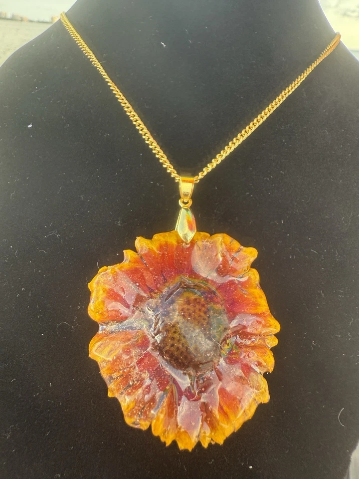 🌼 Flor Dorada - Collar Flor Amarilla Real en Resina y Acero Inoxidable Dorado Foto 2 de 4