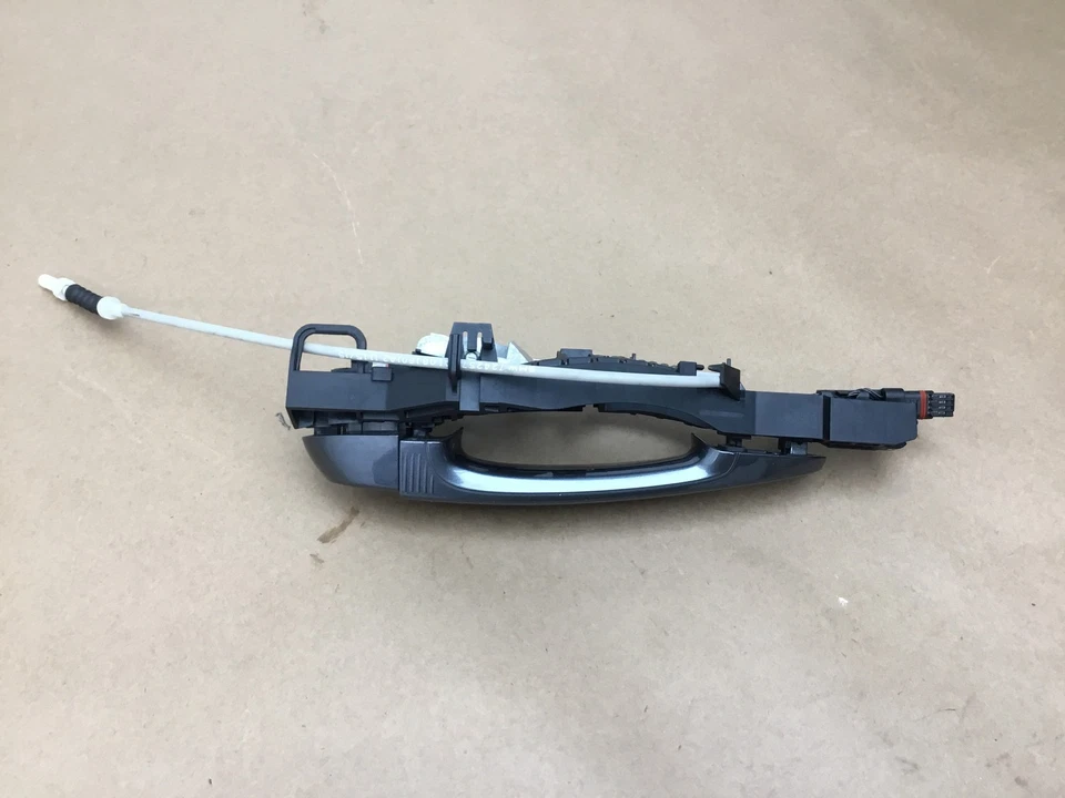 Manija de puerta delantera derecha BMW M4 F82 2015 3,0 tracción trasera con soporte de cable 15-20 $9 Foto 3 de 4