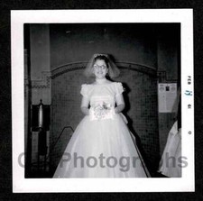 HAPPY BRIDE BEAUTIFUL WEDDING DRESS BOUQUET OLD/VINTAGE PHOTO SNAPSHOT- F426