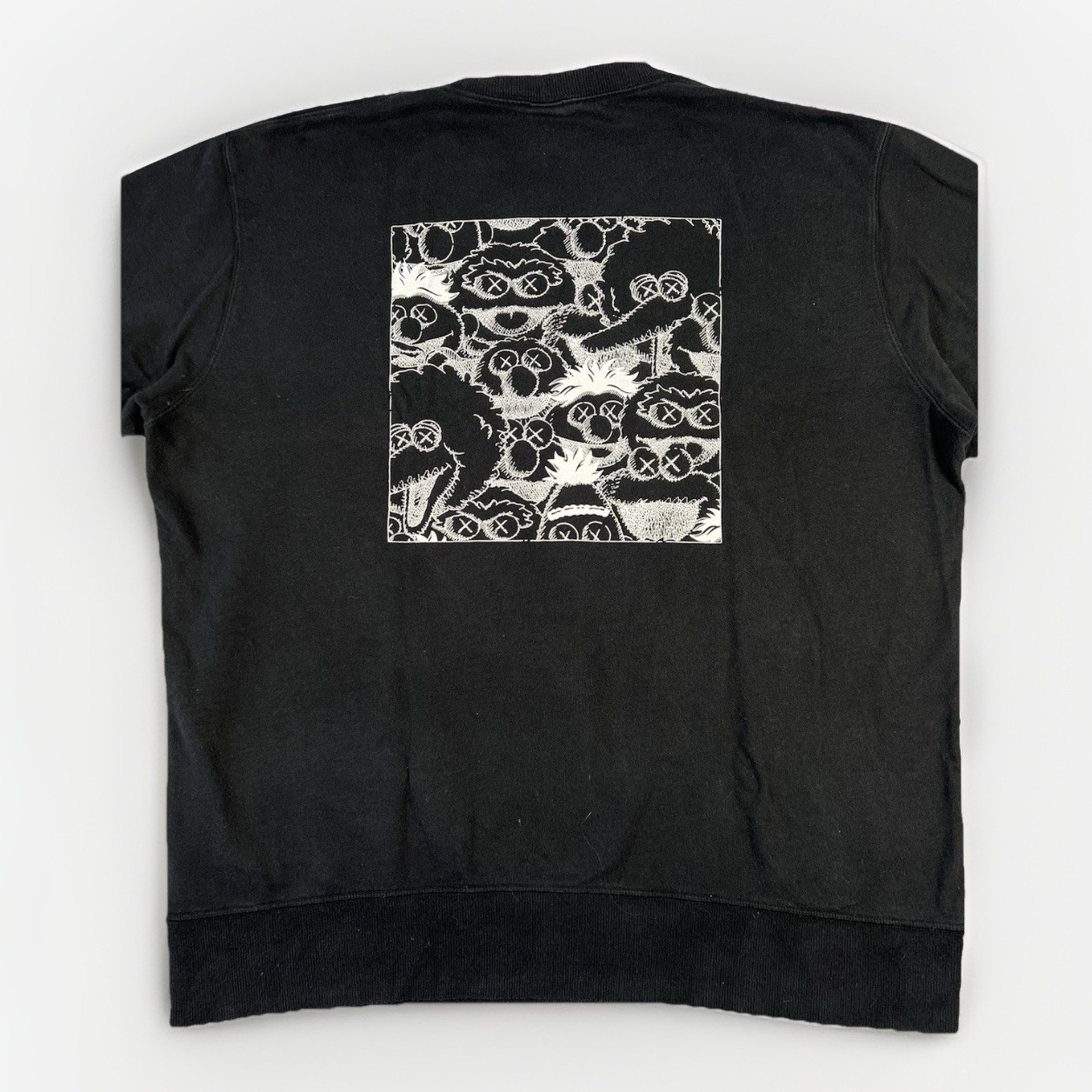 Uniqlo x Kaws Sesame Street Sweater Mens Large Black Street Wear Crew Neck