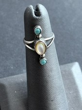 NATIVE AMERICAN 925 STERLING SILVER TURQUOISE AND MOTHER OF PEARL RING SIZE 3.75