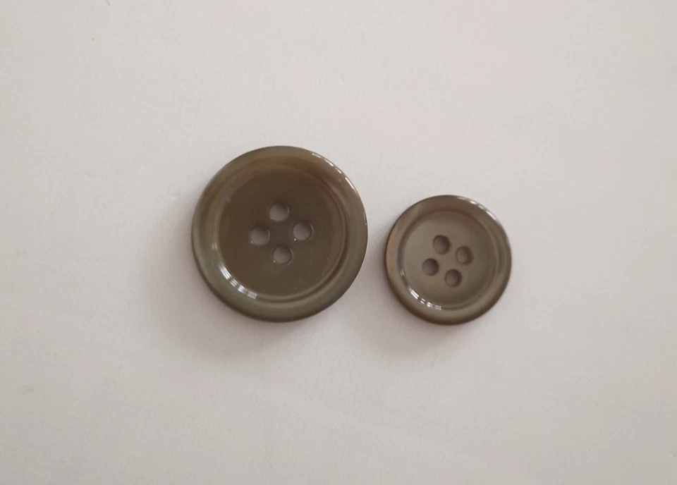 Mother of pearl green 2 replacement suit blazer buttons 20mm and 15mm - Image 3 of 3