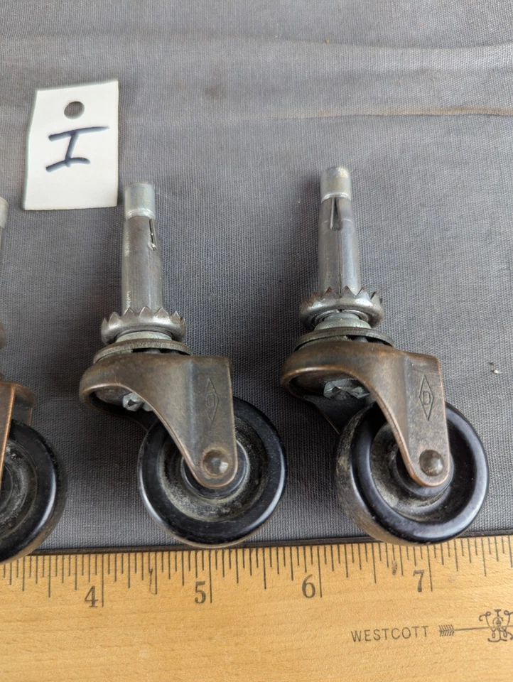 4 ruedas giratorias de acero antiguas Diamond Bassick tono cobre ruedas de plástico temprano Foto 3 de 4