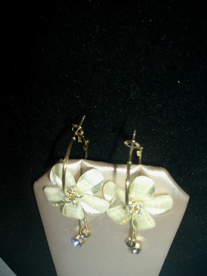 Pendientes perforados Betsey Johnson flores flotantes de resina marfil en aros cristales Foto 4 de 4