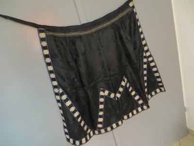 BAUERNTRACHT - SCHÜRZE - SCHWARZ - ROSENMUSTER  - BORDÜREN -  STICKEREI - Bild 1 von 4