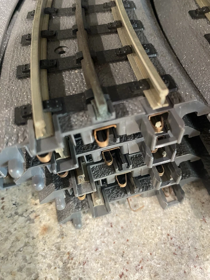 MTH RealTrax Solid Nickel-Silver O-31 Curved Track 40-1002 O Gauge 3-Rail (1 Pc) - Image 4 of 4