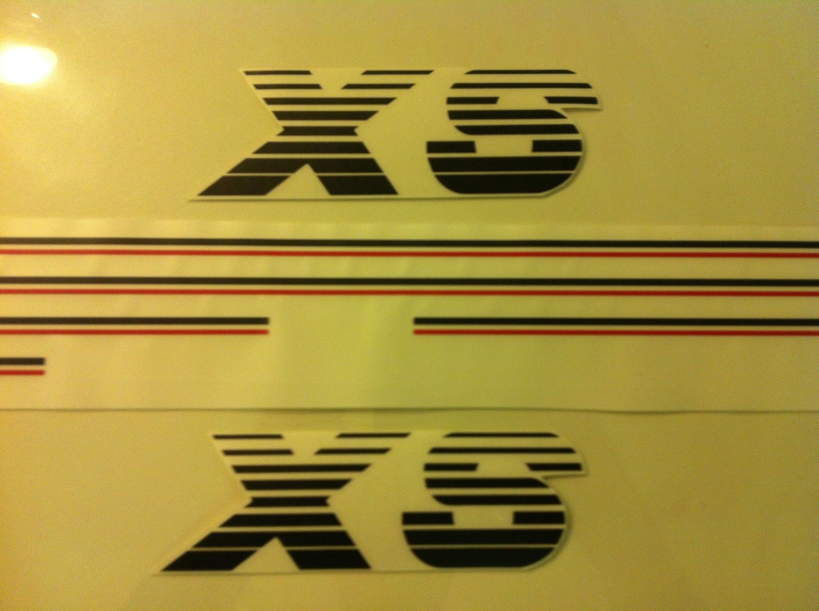 Kit stickers Peugeot 205 XS noir et rouge pour restauration carrosserie origine