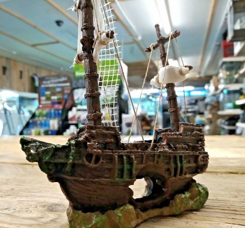Sunken Pirate Ship with White Fabric Sails Fish Tank Aquarium Ornament - Afbeelding 3 van 11