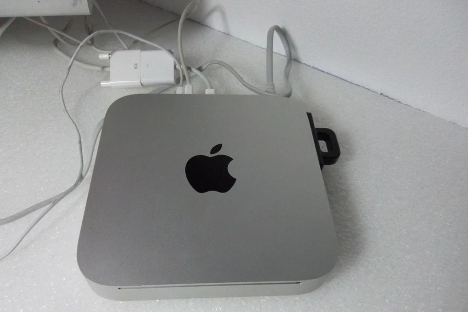 Apple Mac mini A1347 Intel C2D 2.4GHz 4GB Wi-Fi 320GB w/20" Cinema Display A1081 - Image 2 of 4