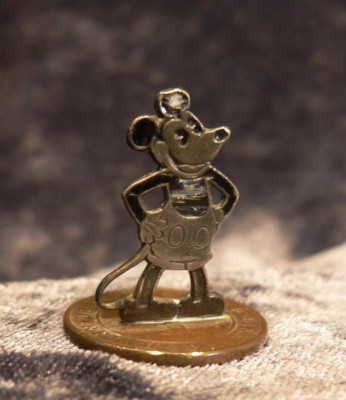 MICKY MAUS, Figur um  1930, Micky (19 mm) steht auf 1 Pfennig 1927, ANSTECKER ?