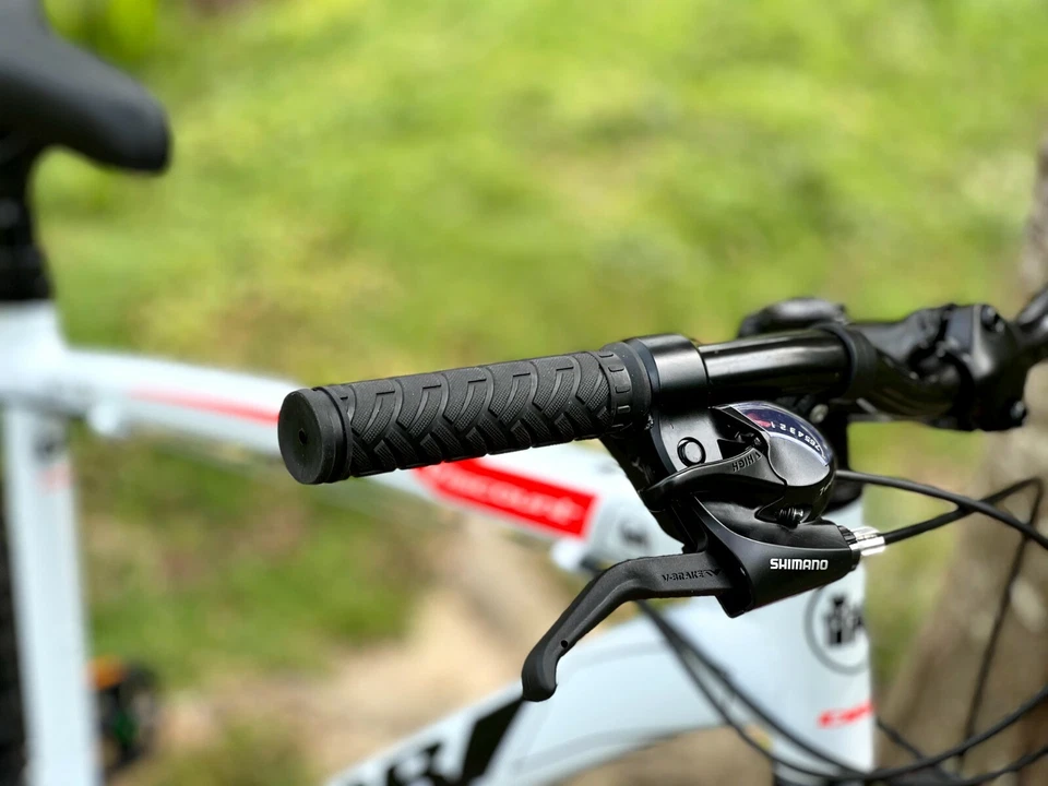 Dallingridge Viscount Mountain Bike 27.5" Wheel Adult MTB Shimano 18 Speed White - Image 4 of 4