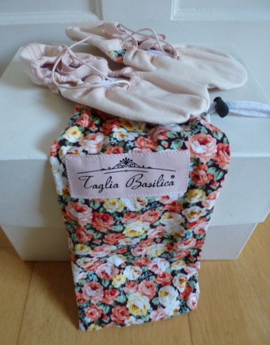 Taglia Basilica Helen of Troy Size 6 Floral Print Ballet Shoes with Matching Bag - Picture 2 of 7